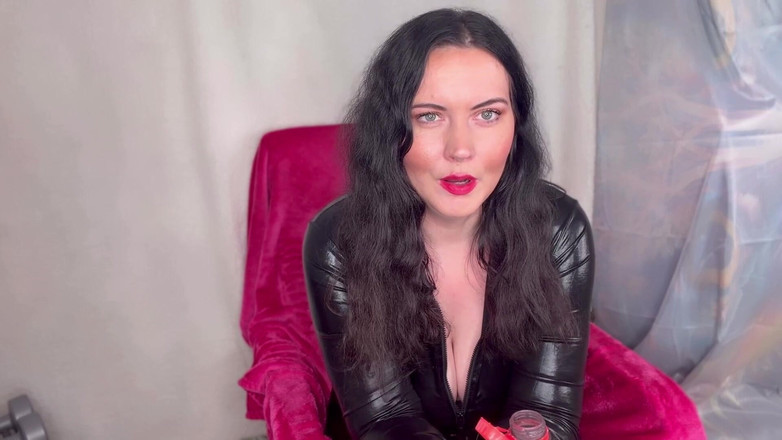 MissFFW: Bayan ffw bir şişe kolanın ve geğirmenin tadını çıkarıyor