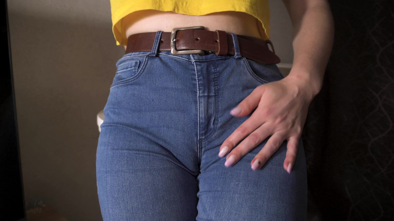 Teasecombo 4K: Sexy milf provocando seu grande capô de fusca em jeans...