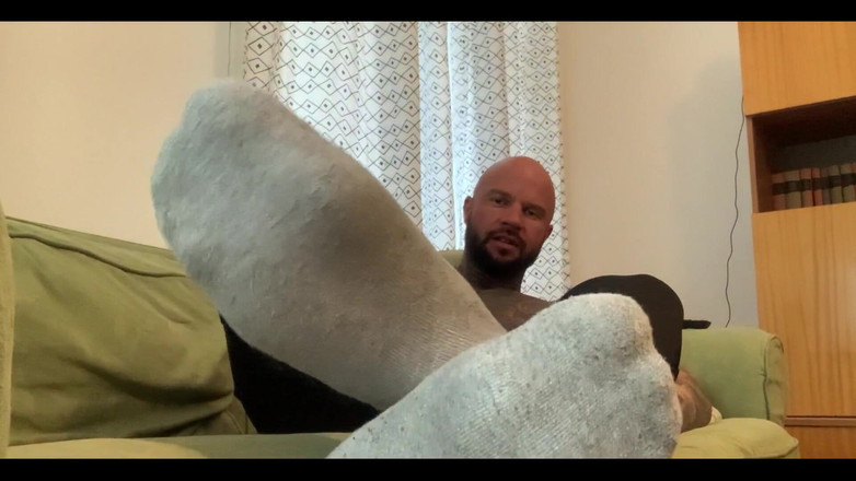 Jasons feet: Din styvfar lurar dig till att sniffa på hans stinkande...