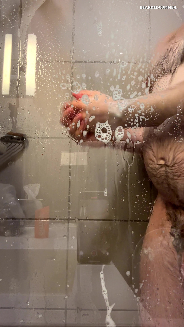 Beardedcummer: Gấu rậm lông đang tắm và khoe bụng to