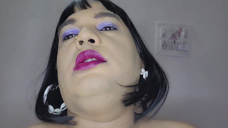 Indiansissychubby: Pacar baruku pengen banget nyepong kontolku di ruangan ini