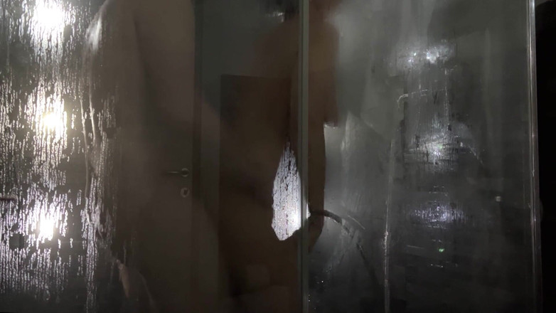 ManMaxCum: Schwanz Schlüpfte in Die Seifige Vagina Der Zierlichen Brünetten