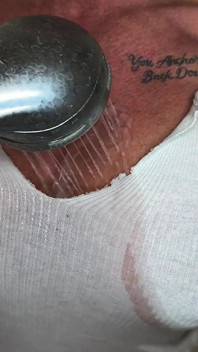 Shower Flex fantasy: Kandy biegt sich und reißt ihr tank top