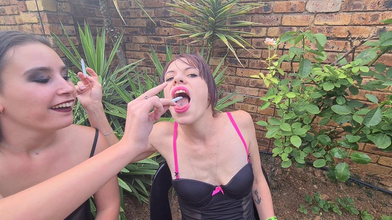 domslutfucker: Duas putas morenas do jardim se usando como cinzeiros humanos