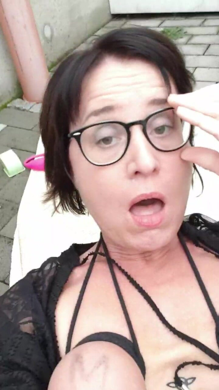 JulieEroticDress: MILF bawi się na świeżym powietrzu z lovense i tryska dużo