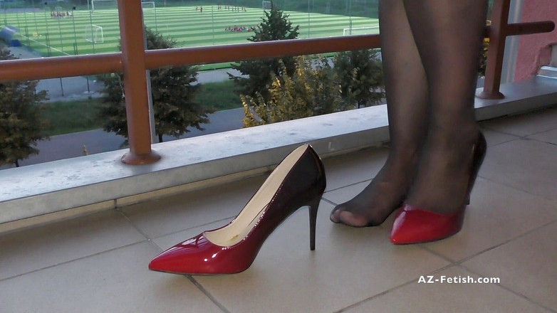 Aqua Pola: バルコニーでクラシックな赤いハイヒールを履く