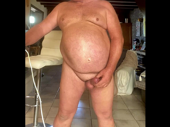 CiccioloBrizzolo: Французский друг-медведь с большим хуем дрочит и кончает