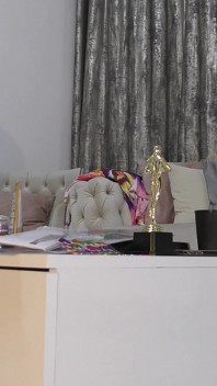 Desafio de porra com concurso de arremesso de dados nos bastidores começa com grandes mamas loira milf e sua melhor amiga