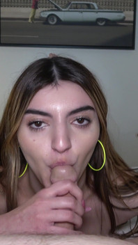 20 yaşındaki Julia James yaşlı tad direğinin içine boşalmasına izin veriyor