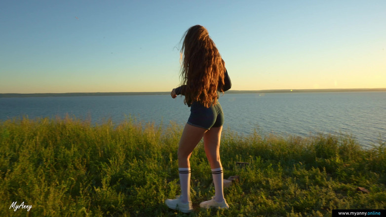 MyAnny: Riskantní venkovní creampie v přírodě!