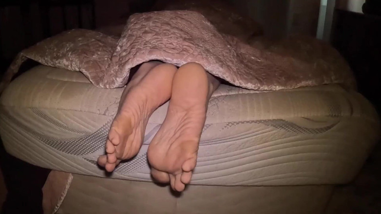 Miss Dimples: 在我尝试休息时，把你的鸡巴抽插到我的非二元鞋底