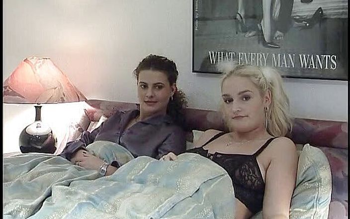 Naughty Girls: Lesbiene retro lingându-se în pizdă și futându-se cu vibratorul reciproc în duo vintage