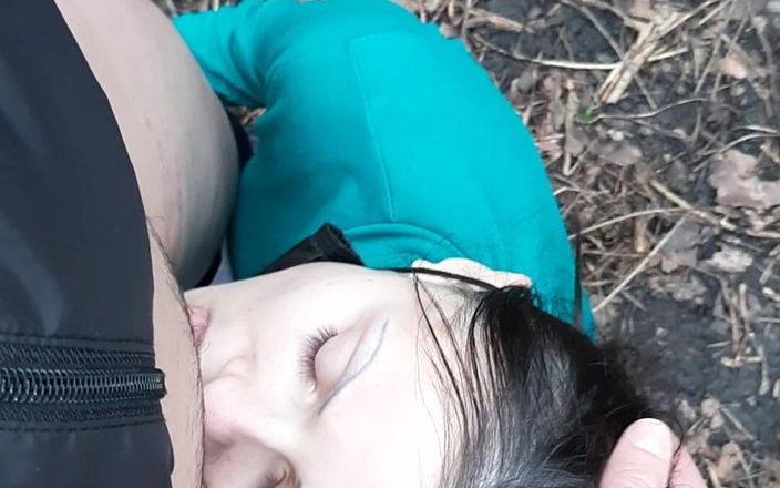 Lesbian-candys: Dans la forêt froide, sa langue me réchauffe la chatte...