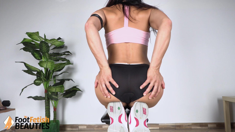 Foot Fetish HD: Gym Babe Bianca Blance Posing Her Beautiful Feet While Doing...