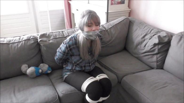 Restricting Ropes: Luna grey - 保姆被绑住并被录像带堵嘴