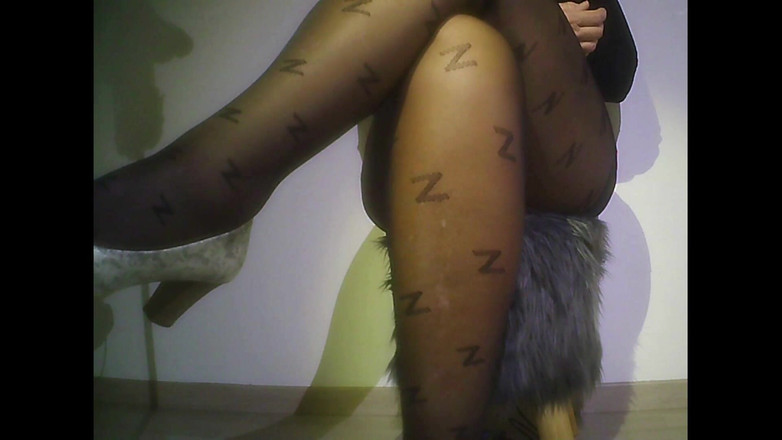 MisS Angel: Взуття звисає в колготках