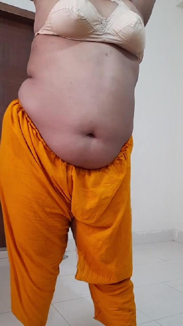 Aria Mia: India madrastra muestra sus tetas en hotel