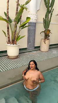 BBW Twerking in Pool Splashing Water with Huge Ass. Wet Fat Booty Clapping Outdoor