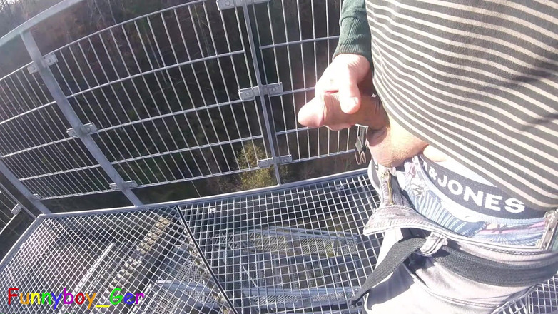 Funnyboy-Ger: Bên ngoài trên một tháp quan sát rất công cộng...