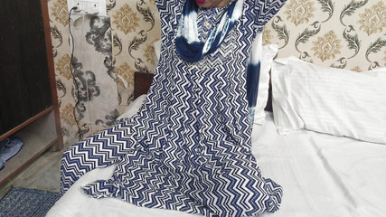 Saarabhabhi6: 印度美丽的嫂子在她的姐夫面前服务她的黄油，嫂子的岳母停止了