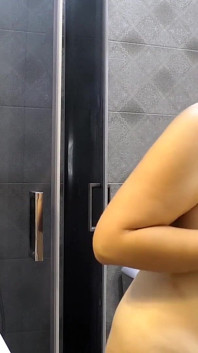 BBW je kolem honění a stříkání na velká prsa ve sprše