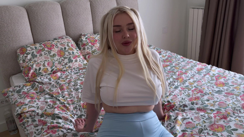 Blondessa: My Stepsister in Leggings Was Doing Sports and I Got