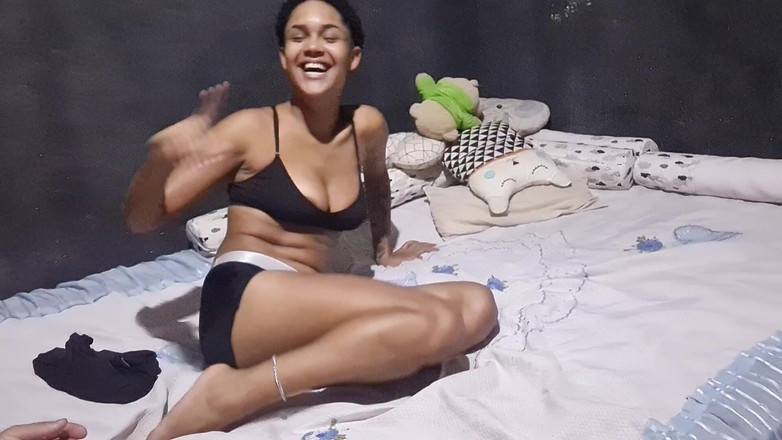 Bebes vagabundas: 그녀의 나비를 따먹은 방에서