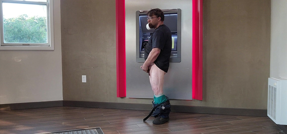 Fat boy: Bank'ta mastürbasyon yapıyor