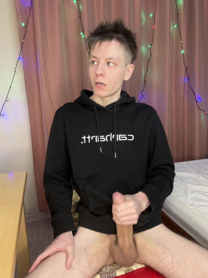 Morflot24: Twink 在激烈的单人手泵中前列腺刺麻