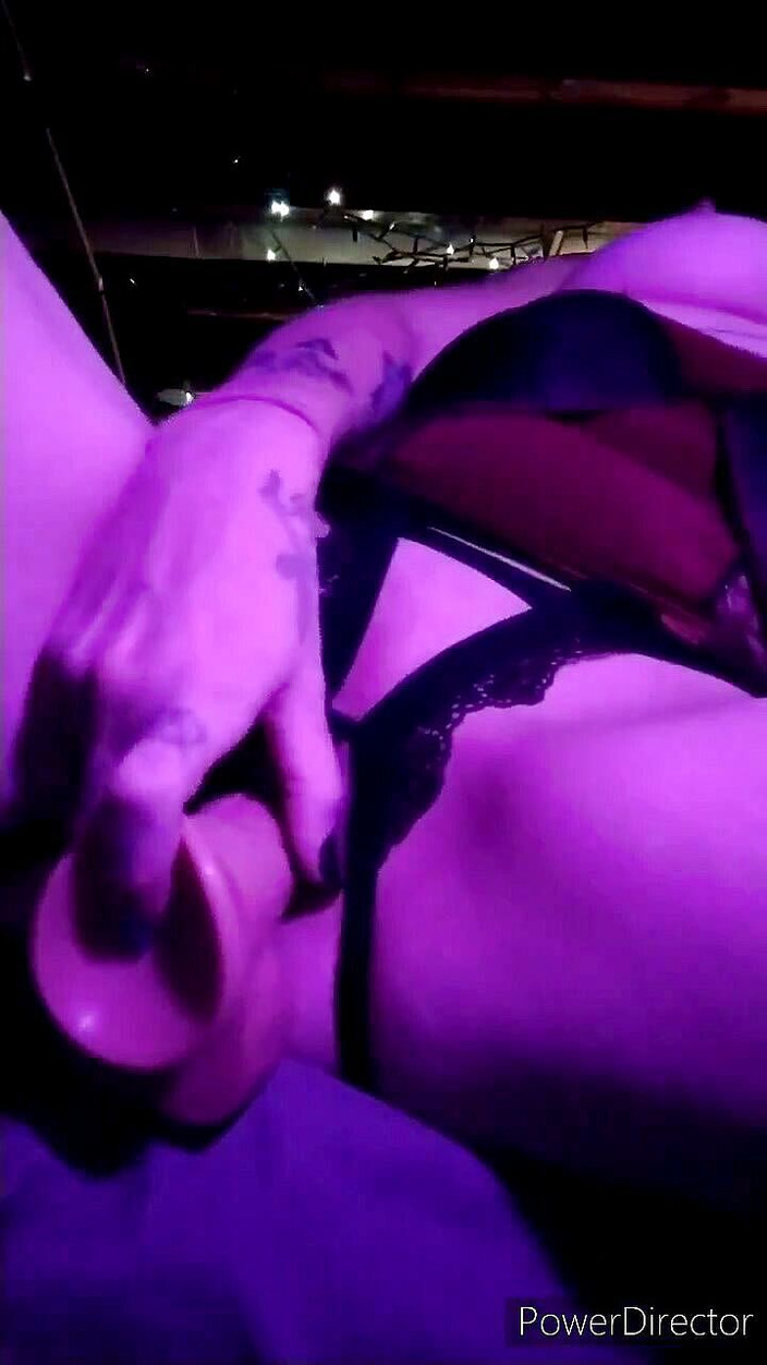 RenegadeVixxxen: 红色连衣裙和湿润玩具