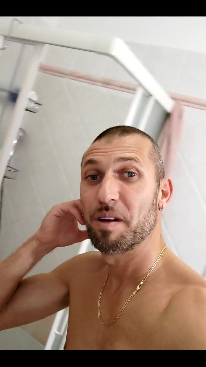 Boy jerking off: Masa berehat di bilik mandi