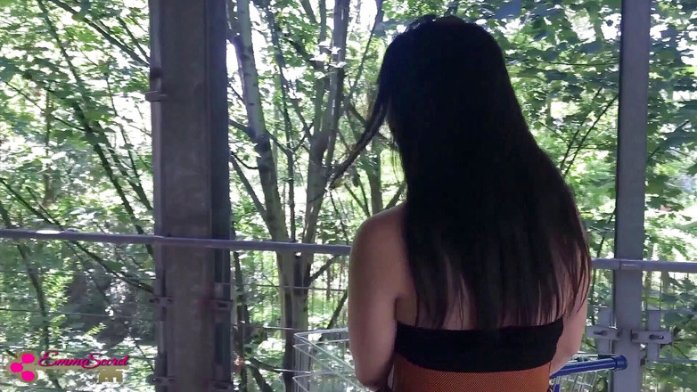 Emma Secret: ¡Fresco! Follada por el fan en blanco y público!