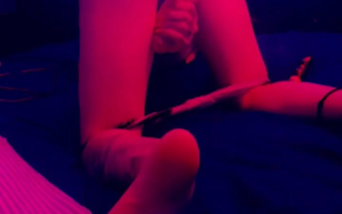 Chikgotadik: Grosse bite de fille et chatte béante