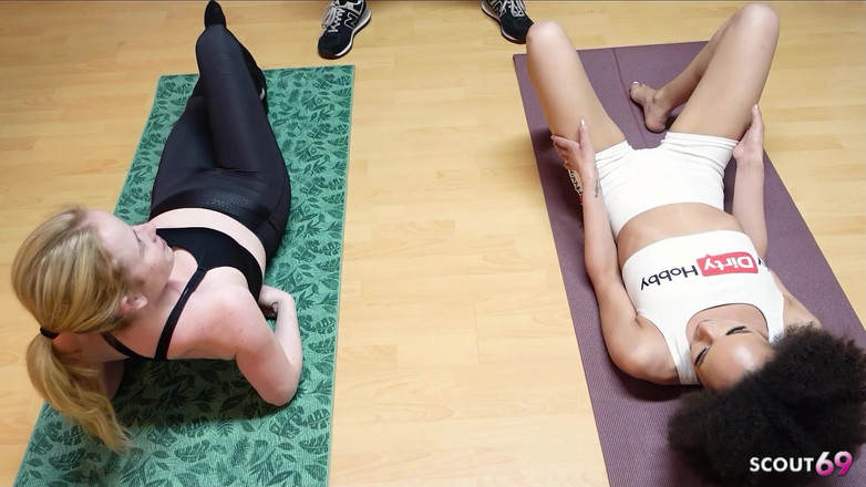 Scout69: 痩せたドイツ人のエボニーとジンジャーガールがヨガコーチを誘惑してFFMの3人交配