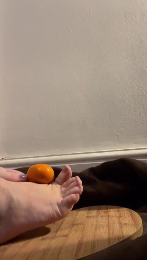 MeandMrs: 裸足の押しつぶしとオレンジ