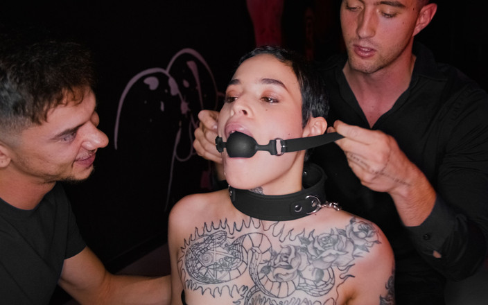 Enjoy X: 听话的荡妇saba lapiedra在捆绑SM三人行中被支配