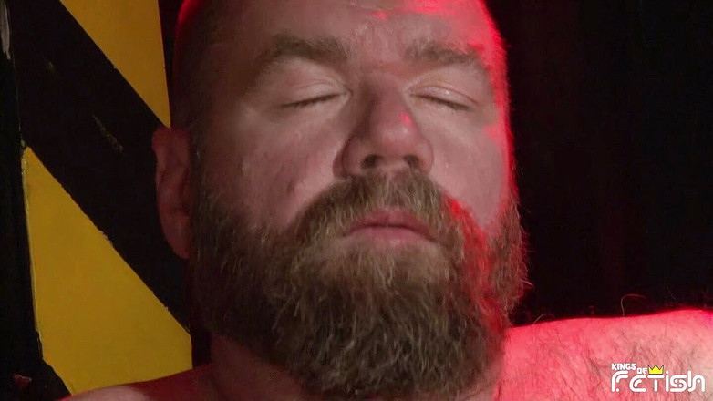 Gay Diaries: Người đàn ông xăm mình nện mạnh và chảy tràn tinh dịch...