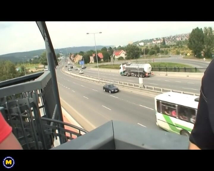 Mature NL: Orta yaşlı seksi kadın açık havada mastürbasyon yapıyor ve emiyor