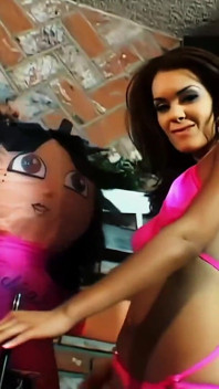 Si cewek semok latina daisy marie nyepong kontol johnny sebelum ngentot kontolnya habis-habisan