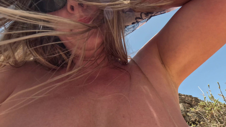 Emma Voyeur: Chica Nudista Jugando Con Coño Y Tetas En La Playa...