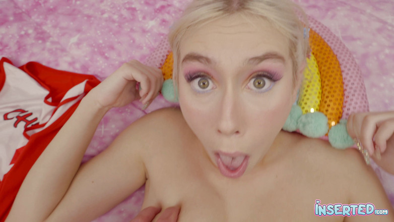 Inserted: 插入kay Lovely把化妆水放在她的皮肤上