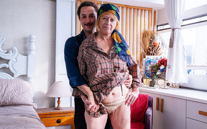 Only Taboo: 醜いおばあちゃんとの最初のラフアナル