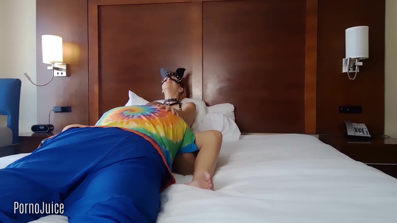 PornoJuice: Kesha Looking wordt zwartgekleurd op een maskerade-seksfeestje