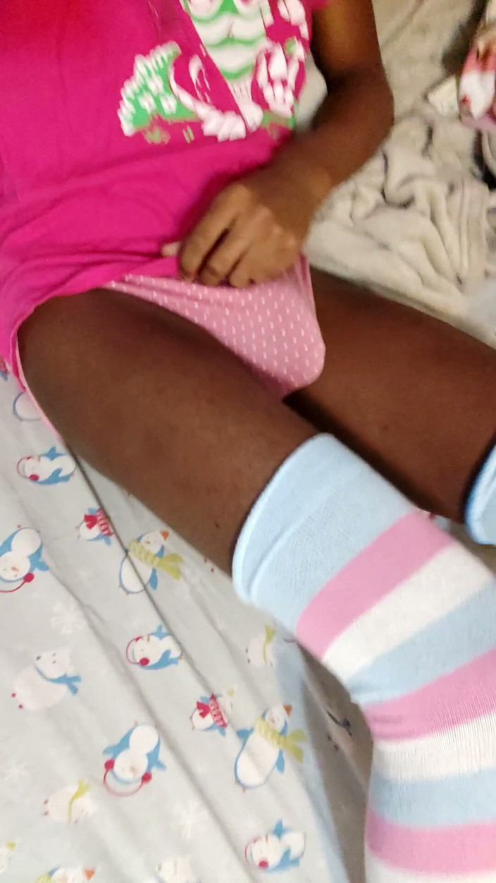 PawgrammerSocks: Schwarzer femboy zeigt dir beule und arsch in seinem höschen