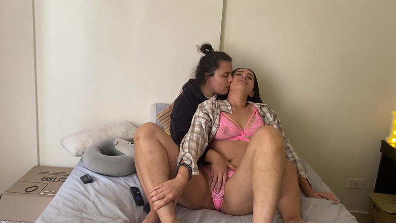 zoemelissa: Seorang gadis lesbian membuatku cum berkali-kali dengan menyentuh vaginaku