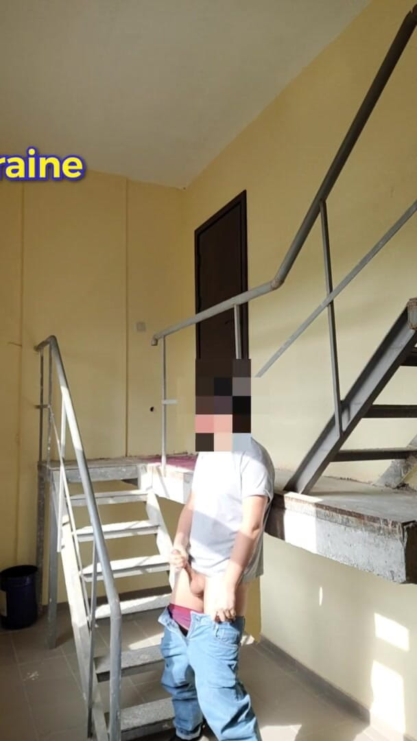 Wanker forever: Riskabelt rycka iväg i trappan. Grannar Rida hissen