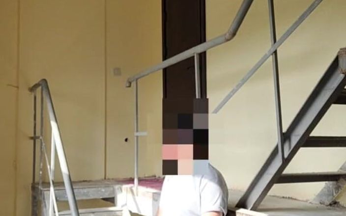 Wanker forever: Ngocok kontol berisiko di tangga. Tetangga di dalam lift