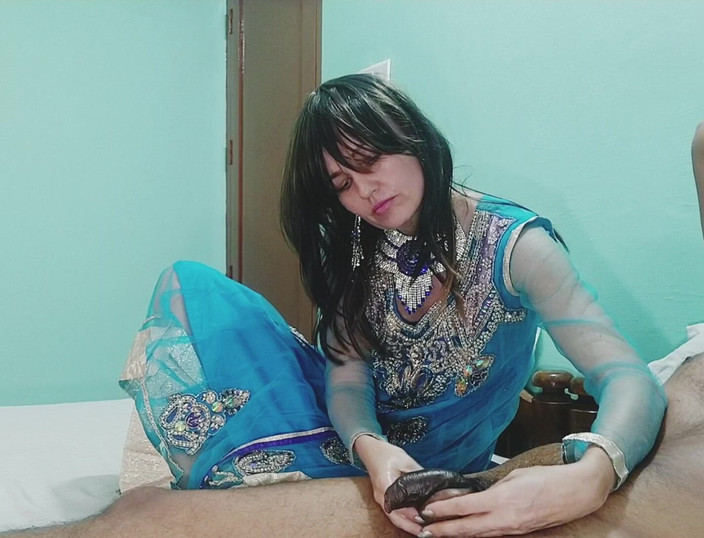 Bolly Karma: MILF panas menunjukkan kemahiran sempurna dengan kote hitam besar