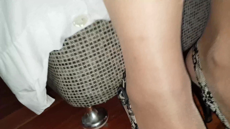 Dani Leg: Tan Pantyhose dan Tumit Seksi Dengan Air Pancutan Besar Dani...