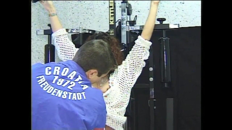 MILF still slut: Винтажную милфу с волосатой киской трахнул и отфистил в задницу мужик в спортзале